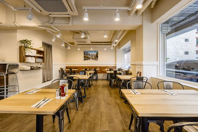 원목과 인더스트리얼이 어우러진 브런치 홀